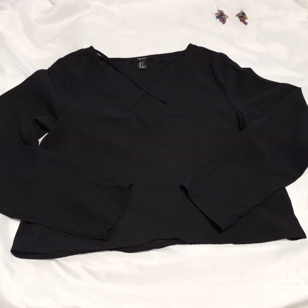 forever21 women's long-sleeved shirt with design on the front size‎ S